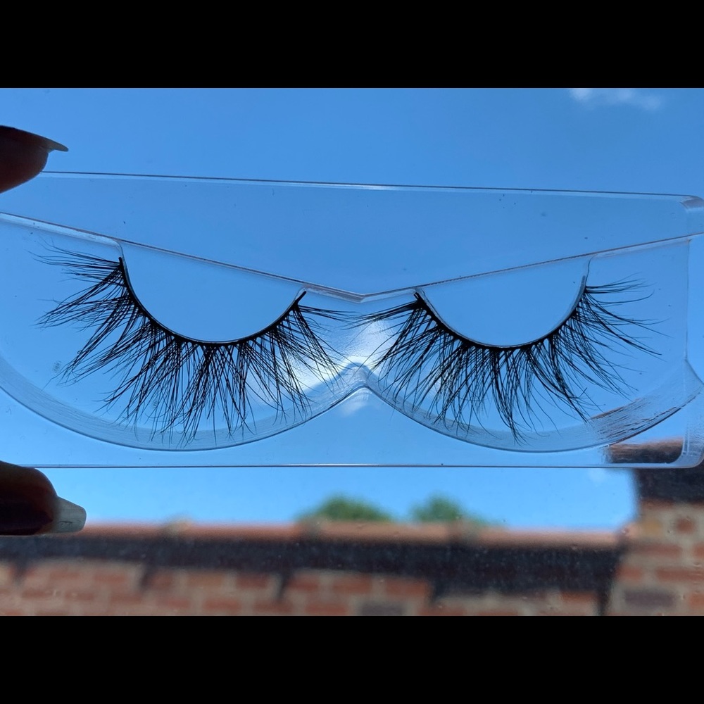 25mm Lashes✨👑 - Picture 2 of 3